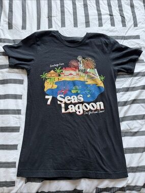 7 Seas Lagoon Graphic Tee - Black